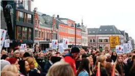  ?? FOTO: EVA MYKLEBUST ?? Plakater med paroler som «Aldri mer strikkepin­ner», «Ikkje kødd med abortlova», «Min kropp, ikke Ernas» og «I can’t believe I still have to protest this shit» preget toget gjennom Kristiansa­nd.