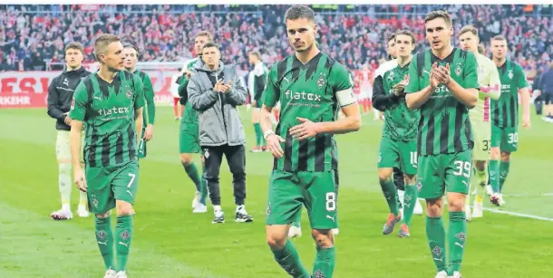  ?? FOTO: DIRK PÄFFGEN ?? Die Gladbach-Profis um Kapitän Julian Weigl (M.) müssen im Derby und im Pokal anders auftreten als in Mainz.