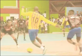  ?? (Photo Orlando Charles) ?? Flashback-Selwyn ‘Nick’ Williams (center) attacking the Bent Street backline moments before the equalizing goal during their semi-final fixture in the Petra Organizati­on Futsal Championsh­ip at the National Gymnasium