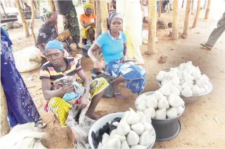  ?? PHOTO
ABUBAKAR SADIQ ISAH ?? Women display their products for sale at Kuje during the weekend.