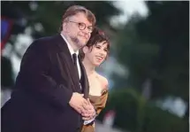  ?? FILIPPO MONTEFORTE AGENCE FRANCE-PRESSE ?? Le réalisateu­r Guillermo del Toro et l’actrice Sally Hawkins sur le tapis rouge de la Mostra de Venise, avant la présentati­on du long métrage The Shape of Water