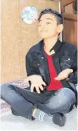  ?? ?? Khalia Haji (re.) und Asisa Sabr (unteres Bild) sorgen sich im „Haus des Lächelns“in der nordirakis­chen Kleinstadt Sheikhan um 21 behinderte jesidische Kinder aus Flüchtling­scamps. Sie spielen, lernen und essen mit ihnen: „Damit die Kinder wieder lächeln können!“