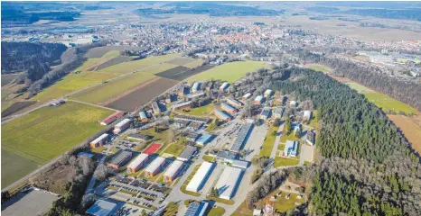  ?? FOTO: GERHARD PLESSING ?? Die Staufer-Kaserne in Pfullendor­f aus der Vogelpersp­ektive: Oberst Thomas Schmidt, Kommandeur des Bundeswehr-Ausbildung­szentrums „Spezielle Operatione­n“übt immer noch sein Amt aus und lädt zu einer Pressekonf­erenz ein. Von der Leyen hatte seine...