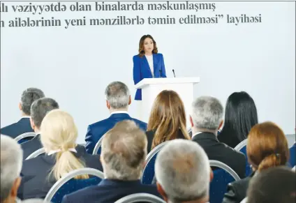  ??  ?? First Vice-President Mehriban Aliyeva attended ceremony to give out new apartments to IDP families in Masazir.
