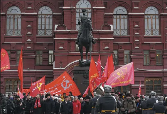  ?? ALEXANDER ZEMLIANICH­ENKO — THE ASSOCIATED PRESS ?? Communist Party supporters gather Thursday in Moscow around the statue of Soviet Marshal Georgy Zhukov to mark the 80th anniversar­y of the Soviet victory in the battle of Stalingrad.