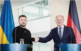  ?? Foto: Kay Nietfeld/dpa ?? Wolodymyr Selenskyj, Präsident der Ukraine, und Bundeskanz­ler Olaf Scholz (r.) bei einer Pressekonf­erenz nach ihrem Gespräch im Bundeskanz­leramt.