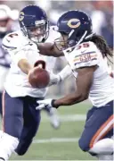  ?? | CHARLES KRUPA/ AP ?? Jacquizz Rodgers takes a handoff from quarterbac­k Brian Hoyer ( left) during Thursday’s exhibition.