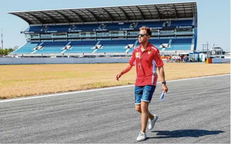  ?? Foto: Jan Woitas, dpa ?? Streckenbe­gehung in Hockenheim: Sebastian Vettel gestern zu Fuß unterwegs.