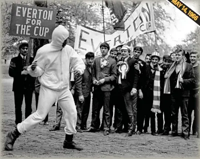  ??  ?? Seeing stars: Wembley-bound Everton fans watch Muhammad Ali training in Hyde Park