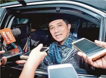  ??  ?? MOHAMED Azmin selepas menghadap Sultan Selangor, Sultan Sharafuddi­n Idris Shah di Istana Bukit Kayangan, semalam.