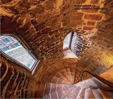  ??  ?? Beeindruck­end: ein mittelalte­rliches Treppenhau­s