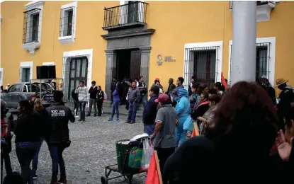  ?? MIGUEL ROMERO ?? Se manifiesta­n frente a Casa Aguayo, sede de gobierno.