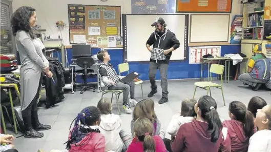  ?? SERVICIO ESPECIAL ?? Una intervenci­ón con niños del grupo de teatro comunitari­o del zaragozano barrio de San José, en un colegio de la capital aragonesa.