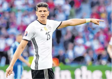  ?? Foto: Witters ?? Da geht’s lang. Mario Gomez verabschie­det sich aus der türkischen Liga und spielt fortan wieder in der deutschen Bundesliga. Der 31-jährige Nationalsp­ieler stürmt künftig für den VfL Wolfsburg.