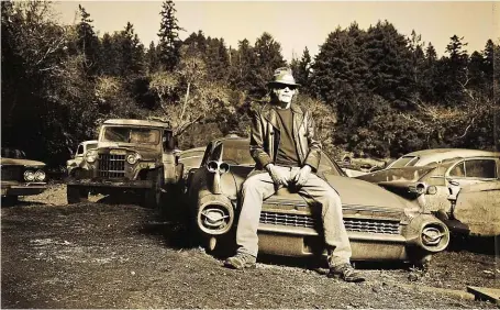  ?? Neil Young je sbírá celý život. Nejde mu ale o nablýskaná žihadla, miluje i nepojízdné vraky a veterány „s příběhem“. FOTO DANNY CLINCH ?? Milovník automobilů.