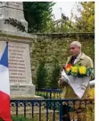  ??  ?? Le consul du Portugal a déposé des fleurs au pied du monument aux Morts.