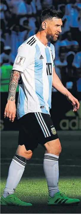  ?? (AP) ?? Caminando. Lionel Messi, según una estadístic­a del diario “Marca”, pasó más minutos caminando que esprintand­o en Rusia 2018.