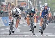  ??  ?? AJUSTADÍSI­MO. El sprint entre Kwiatkowsk­i y Sagan.