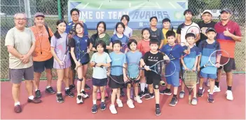  ?? ?? Jong (far left) with KTAP junior tennis players and coaches.