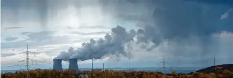  ?? Foto: Bernhard Weizenegge­r ?? Regenwolke­n über Gundremmin­gen. In den nächsten Jahren werden dort die Reaktoren abgeschalt­et.