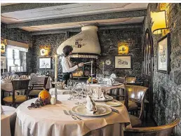  ??  ?? Die Tische werden mit Liebe zum Detail eingedeckt: „La Tavernetta“, eines der Restaurant­s im Schloss, bildet den Rahmen für den Silvestera­bend