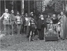  ??  ?? Das erste Stück auf der Waldbühne überhaupt ist 1928 „Der arme Heinrich“von Gerhart Hauptmann.