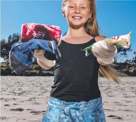  ?? Picture: JERAD WILLIAMS ?? Amber Henderson, 10, from Elanora spends her afternoons picking up rubbish on Gold Coast beaches.