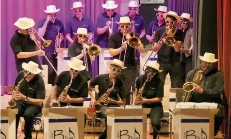  ?? Fotos: Thomas Hack ?? Die Big Band Blue Notes entzündet im Bürgersaal in Stadtberge­n ein wahres Rhythmenfe­uerwerk.