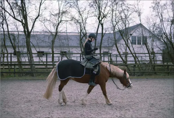  ?? ?? Sarah er 14 år. Noget af det bedste, hun ved, er at vaere sammen med sine venner i skolen og så ponyen Gosh, som hun har halvpart på. Foto: Emilie Toldam Futtrup