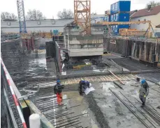  ?? FOTO: RUTH AUCHTER ?? Auf der Baustelle in der Parkstraße wird schwer geschafft: Dort entsteht ein Bürokomple­x, in dem künftig Behinderte Tür an Tür mit diversen Firmen arbeiten werden.