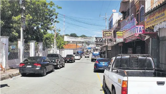  ??  ?? Encierro. Santa Rosa de Lima amaneció ayer con el cerco sanitario que limita la movilidad de los habitantes por las calles de la ciudad.