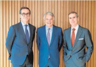  ?? ABC ?? El CEO de Alantra WM, Alfonso Gil; el presidente de Mutua Madrileña, Ignacio Garralda, y el presidente de Alantra, Santiago Eguidazu