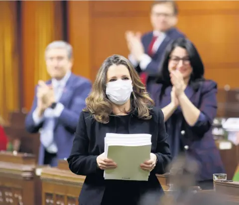  ?? PHOTO REUTERS ?? La vice-première ministre du Canada, Chrystia Freeland, a présenté son énoncé économique de l’automne, hier, à Ottawa, dans lequel le gouverneme­nt prévoit 25,1 G$ en nouvelles mesures de soutien pour lutter contre le virus.