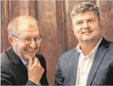  ?? FOTO: CHRISTIAN FLEMMING ?? Oberbürger­meister Gerhard Ecker (links) und Investor Andreas Schauer waren beim Auszählen der Stimmen schnell entspannt, weil sie in allen Stadtteile­n eine Mehrheit für die Therme bekamen.