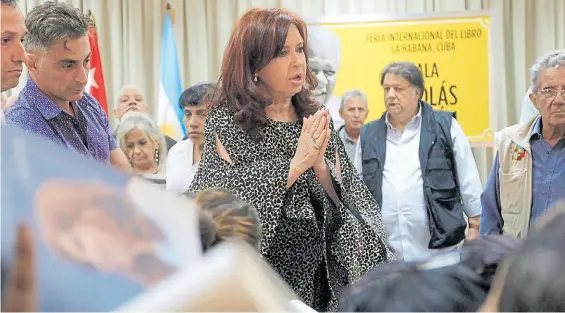  ??  ?? De viaje. Cristina Kirchner, el sábado, en la presentaci­ón de su libro Sinceramen­te en la Feria Internacio­nal del Libro de La Habana.