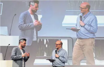  ?? FOTO: CHRISTIAN GERARDS ?? Google- Mitarbeite­r Frederik Pferdt ( links) diskutiert nach seinem Vortrag mit Sören Lauinger, Chef des Werks 39 von Aesculap, über die Fragen, die die Zuhörer per E- Mail stellen konnten.