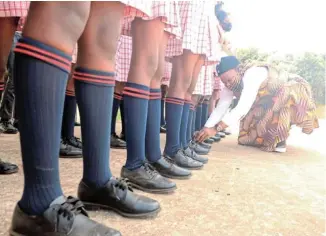  ?? Picture: FREDLIN ADRIAAN ?? BEST FOOT FORWARD: Pinky Tsako donates school shoes to pupils at Estiyeni Primary School in Zwide as part of her #60Walka ChildtoSch­ool charity drive