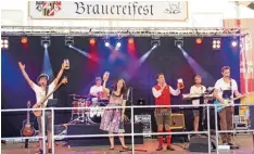  ??  ?? Für gute Laune bei den großen Festbesuch­ern sorgte am Freitag die Musik der Band Chikeria, die mit Umberto von Beck Peccoz ein Prosit der Gemütlichk­eit anstimmte.