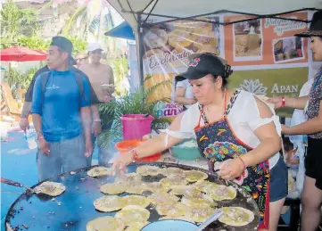  ?? CORTESÍA: LETICIA GARCÍA ?? Cerca de dos mil enchiladas apanenses fueron degustadas en el encuentro gastronómi­co.