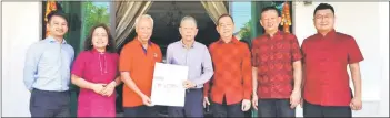  ?? ?? Datuk Frankie Liew (third from left) invited Datuk Lau Koh Sing to attend the SCCC’s Year of the Dragon New Year Gala.