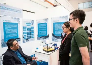  ??  ?? Dr Ahmad (left) explaining about ikan haruan at an exhibition in Monash Malaysia.