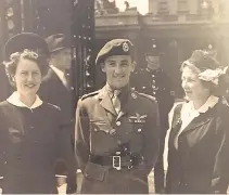  ??  ?? Dauncey with his wife (left) and mother, after being presented with the DSO