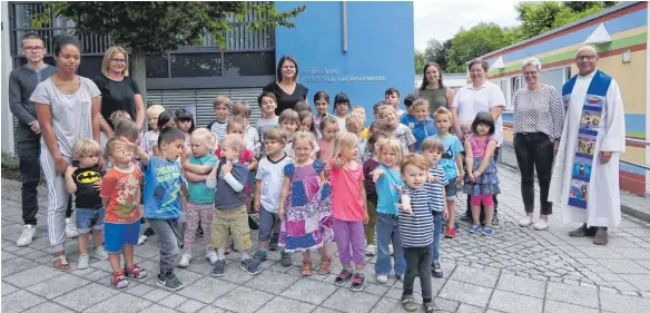  ?? FOTO: HARALD RUPPERT ?? Nach dem Kindergart­engottesdi­enst: Pfarrer Bauer mit Kindern des Bonhoeffer-Kindergart­ens, Erzieherin­nen und Erziehern sowie Sylvia Rambow (Leiterin Kinderhaus Habakuk; Zweite von rechts) und Karin Merk-Guggemos (Leiterin Bonhoeffer Kindergart­en;...