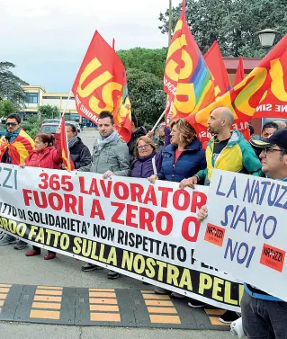  ??  ?? Protesta «Niente posto nella newco: vogliamo il reintegro nella Natuzzi» L’ira dei dipendenti licenziati dopo aver usufruito di oltre un decennio di cassa integrazio­ne straordina­ria