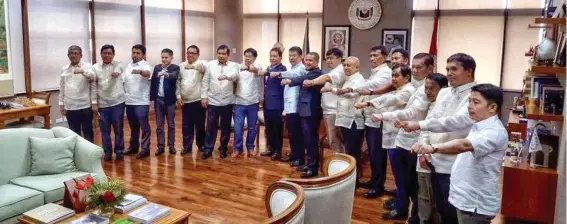  ?? (From the FB Page of Sulu's Maimbung Mayor Samier Tan) ?? Sulu’s political patriarch Dr Sakur “Datu Shahbandar” Tan and Sulu Governor Toto Tan lead the province’s mayors in taking oath as members of the ruling Pdp-laban in Manila.