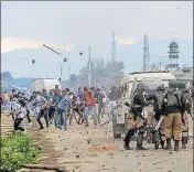  ?? AP FILE ?? Kashmiri protesters throw stones and bricks at paramilita­ry troopers during a protest on the outskirts of Srinagar.