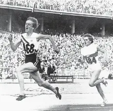  ?? FOTO: IMAGO ?? Zieleinlau­f im 200-Meter-Finale bei Olympia in Melbourne 1956: Betty Cuthbert (Australien/li.) gewinnt vor der Deutschen Christa Stubnick.