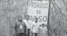  ??  ?? Personal de Protección Civil de Peto clausuró la entrada de una gruta en la comisaría de San Dionisio