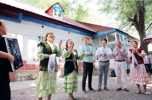  ??  ?? Zaitunna Kalimuwa et des membres de sa famille interprète­nt des chants folkloriqu­es de l’ethnie tatare.