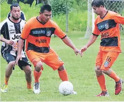  ??  ?? ACCIONES. El Tecnillant­as Lobo cayó 5-0 ante el Perla del Ulúa en juego disputado el domingo en el torneo Alexander López.